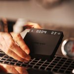 ترازو دیجیتال قهوه بمبر مدل میکرو Cube 3.0 - تصویر 5